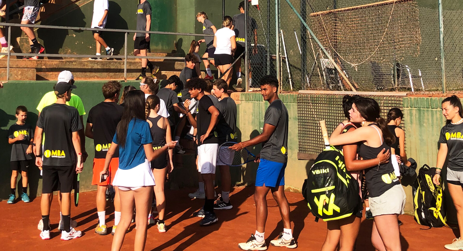 Slider Campus MBA Tennis Academy - alumnos relax